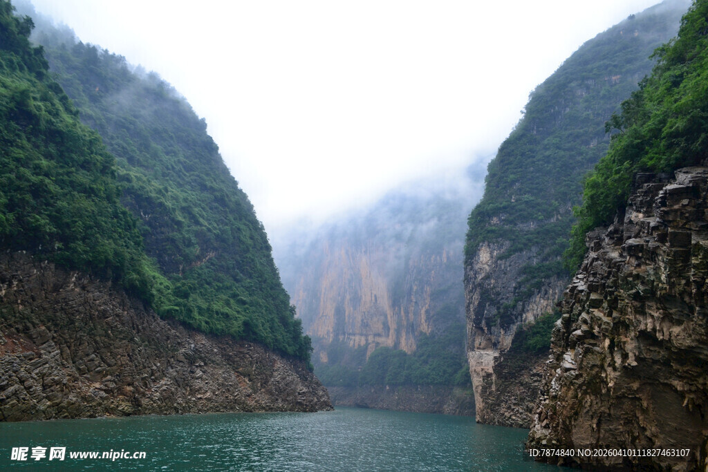 壮丽峡谷中的碧绿江水