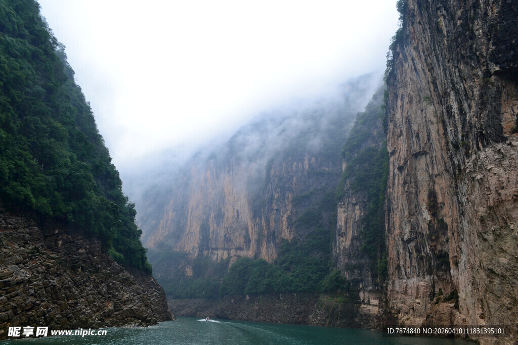 云雾缭绕的壮丽峡谷风光