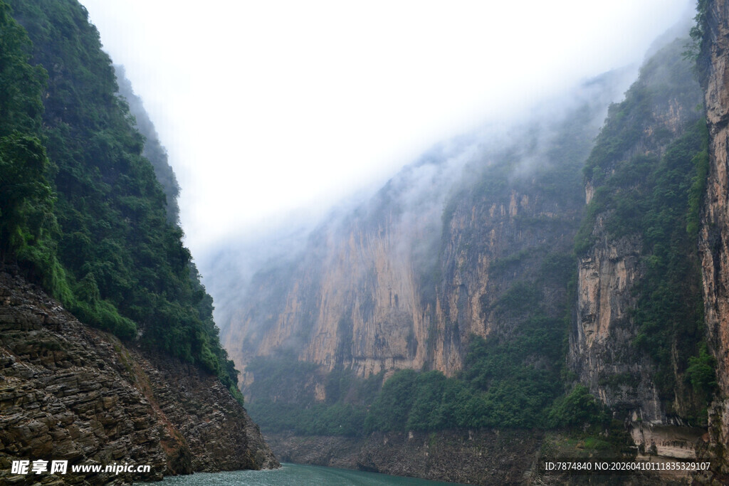 云雾缭绕的壮美峡谷风光