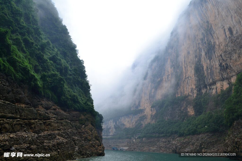 壮丽峡谷山水景观