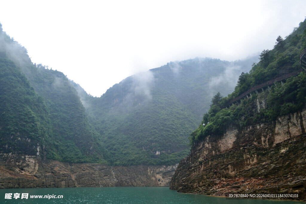 山水相依的壮丽峡谷风光