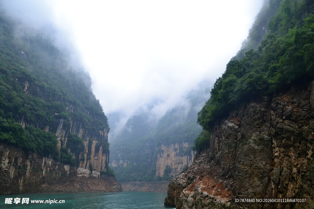 云雾缭绕的壮美峡谷风光