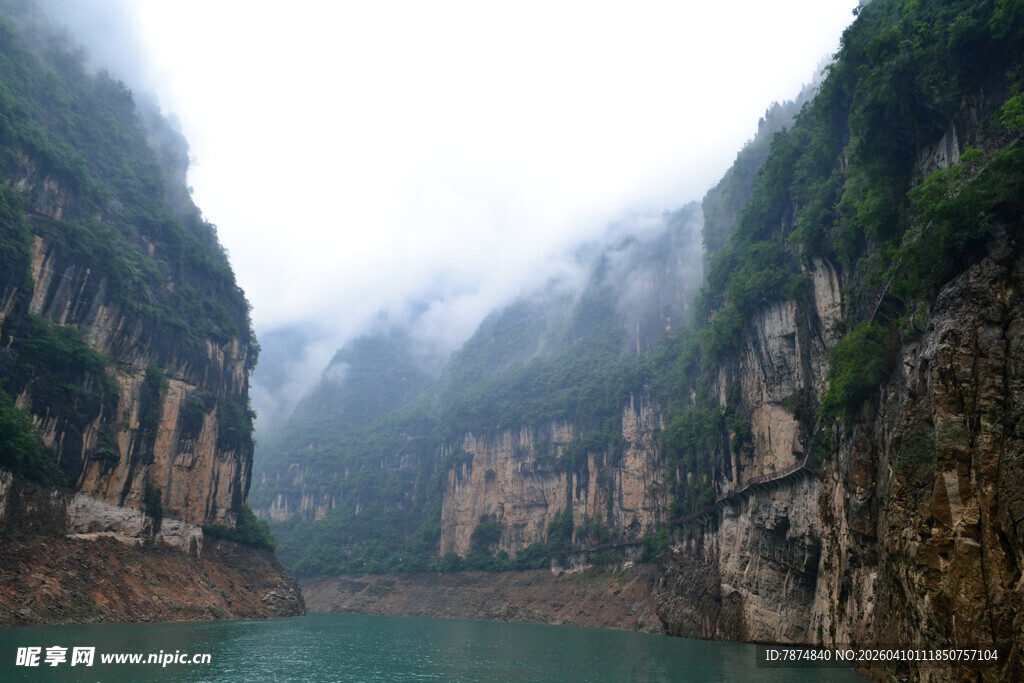云雾缭绕的壮丽峡谷风光