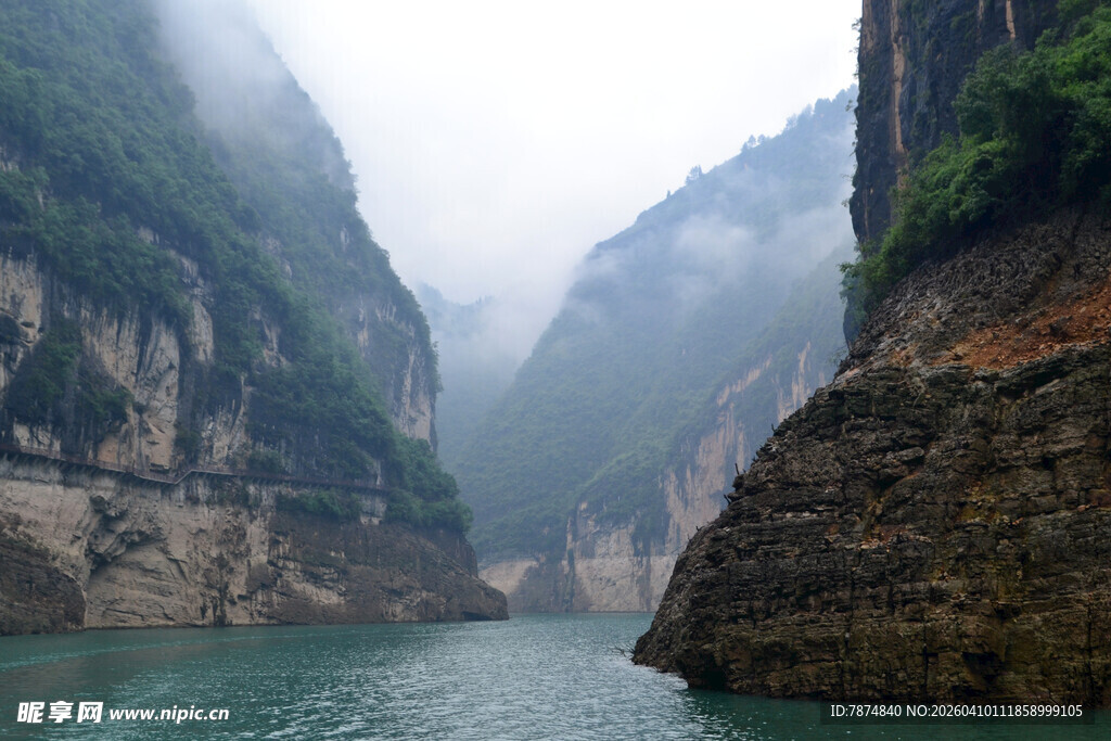 壮丽峡谷中的碧绿江水