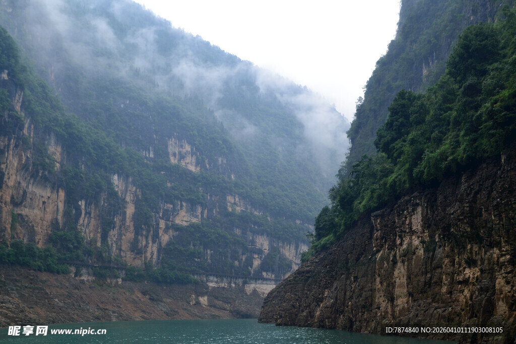 壮丽峡谷山水景观