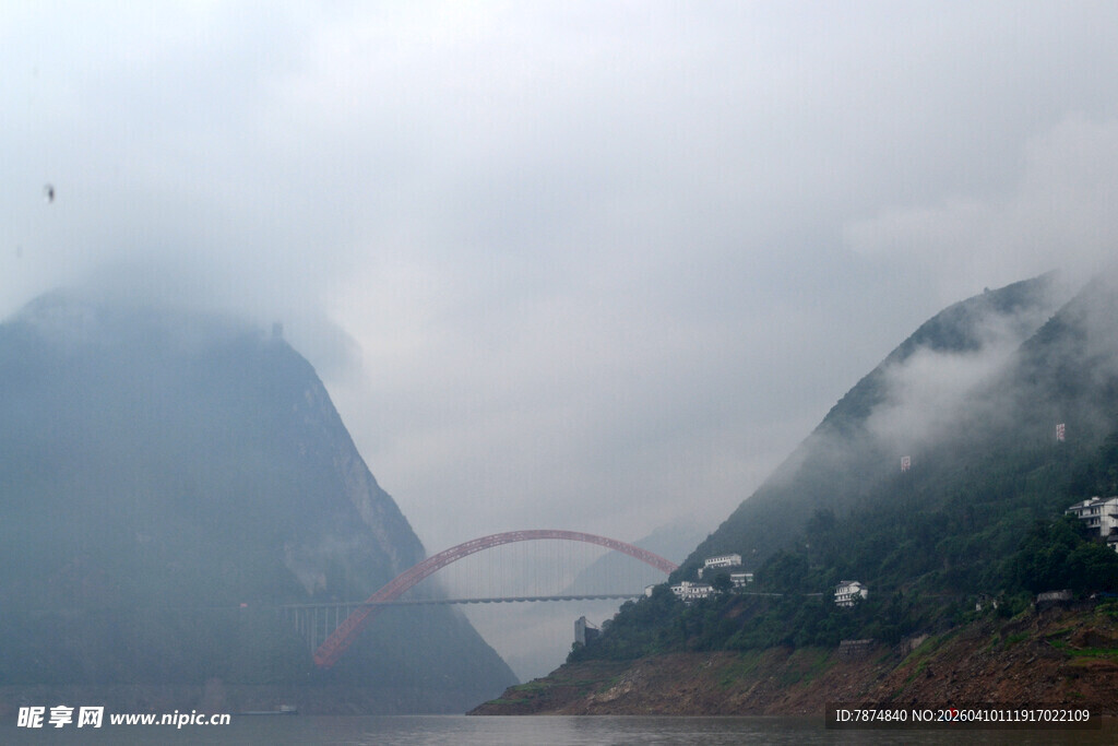 云雾缭绕中的壮丽桥梁
