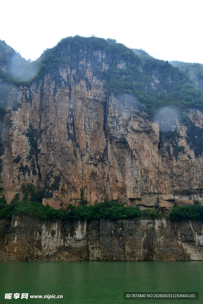 壮丽山水间的巍峨峭壁