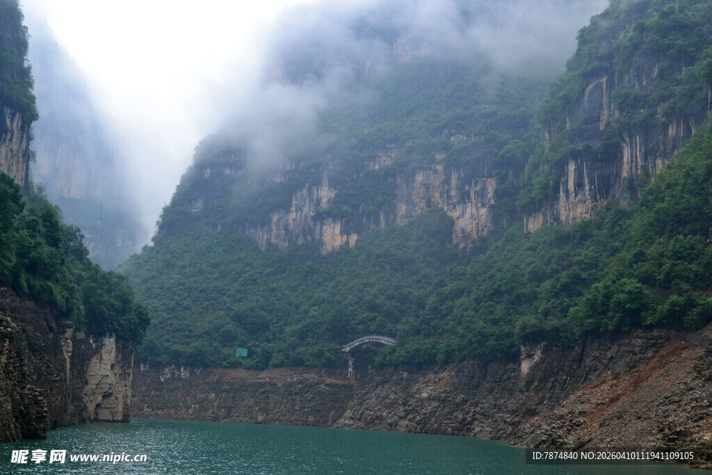 云雾缭绕的山水峡谷风光