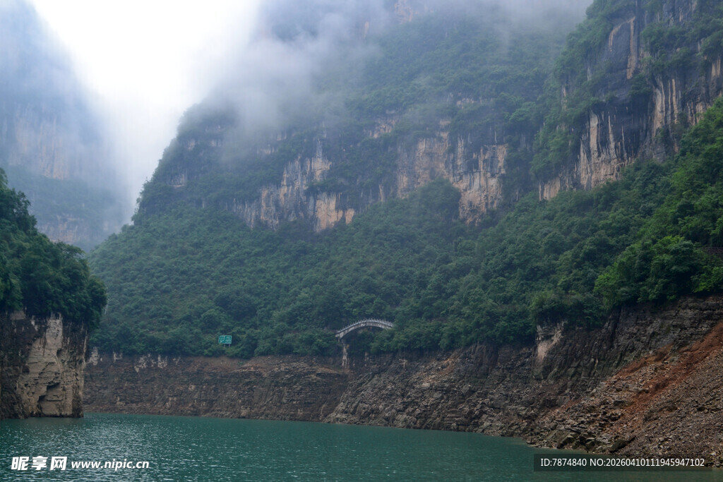 云雾缭绕的山水美景