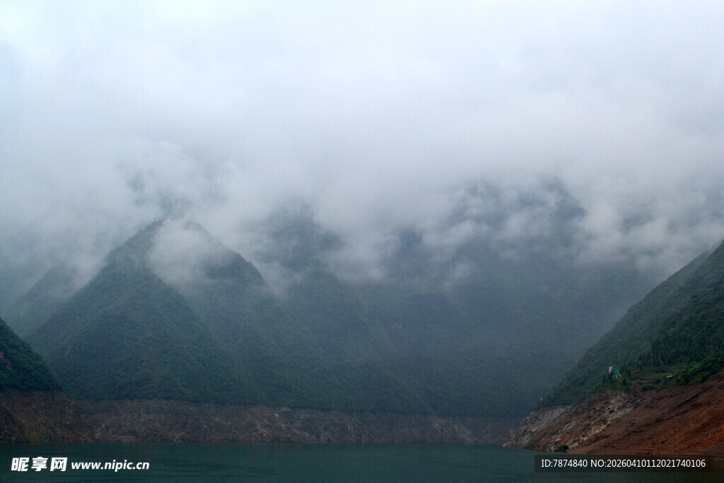 云雾缭绕的山水景致