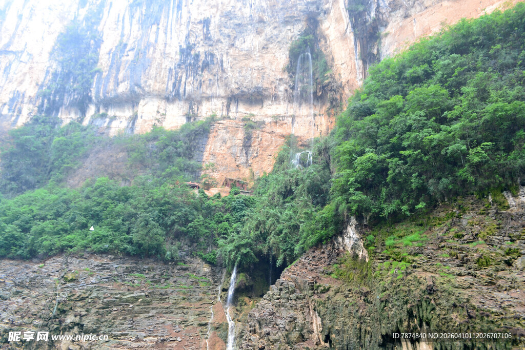 山间瀑布与葱郁崖壁景观