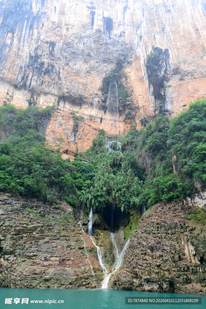 山水相依的迷人峡谷风光