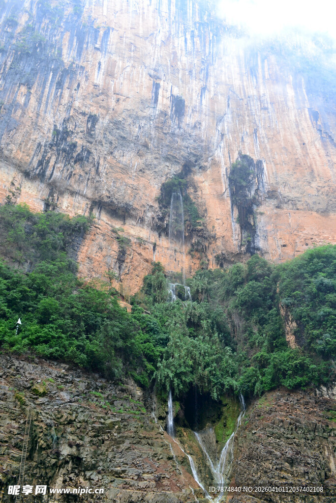 山间瀑布下的葱郁峡谷