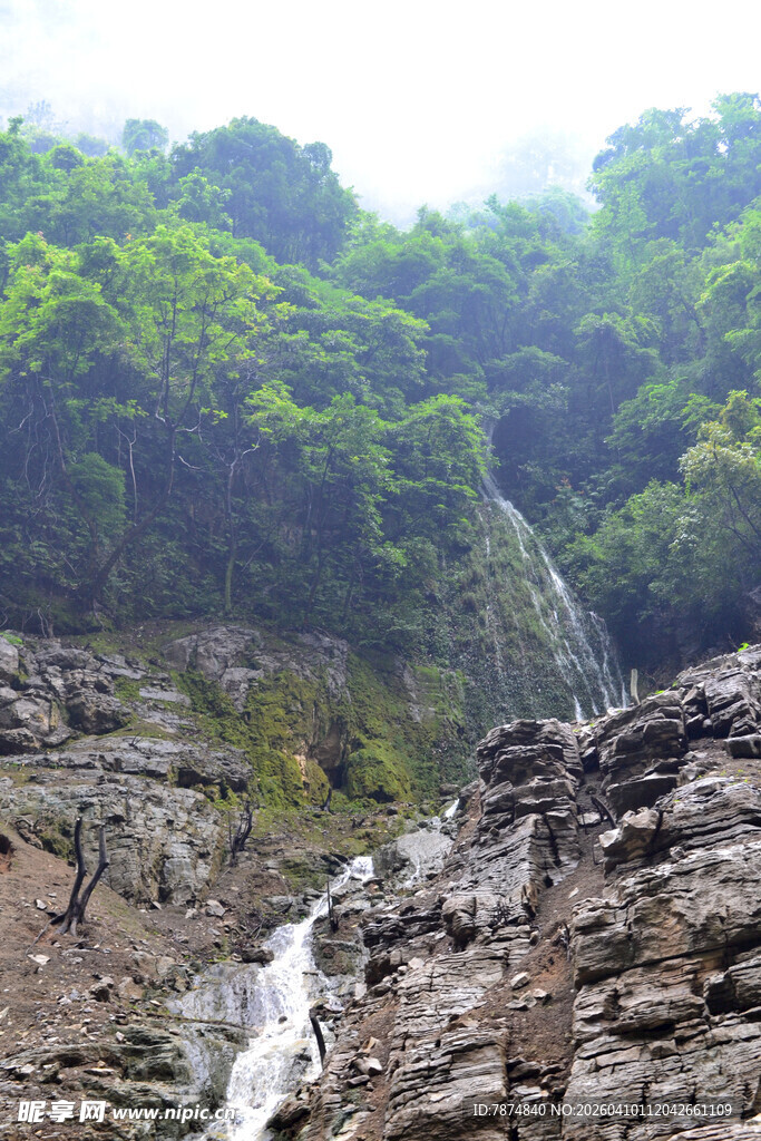 山间瀑布与葱郁植被景观
