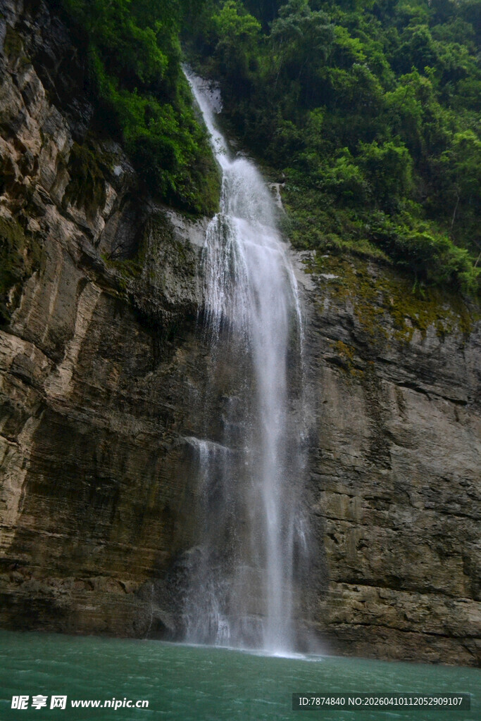 山间飞瀑 碧潭绿水美景