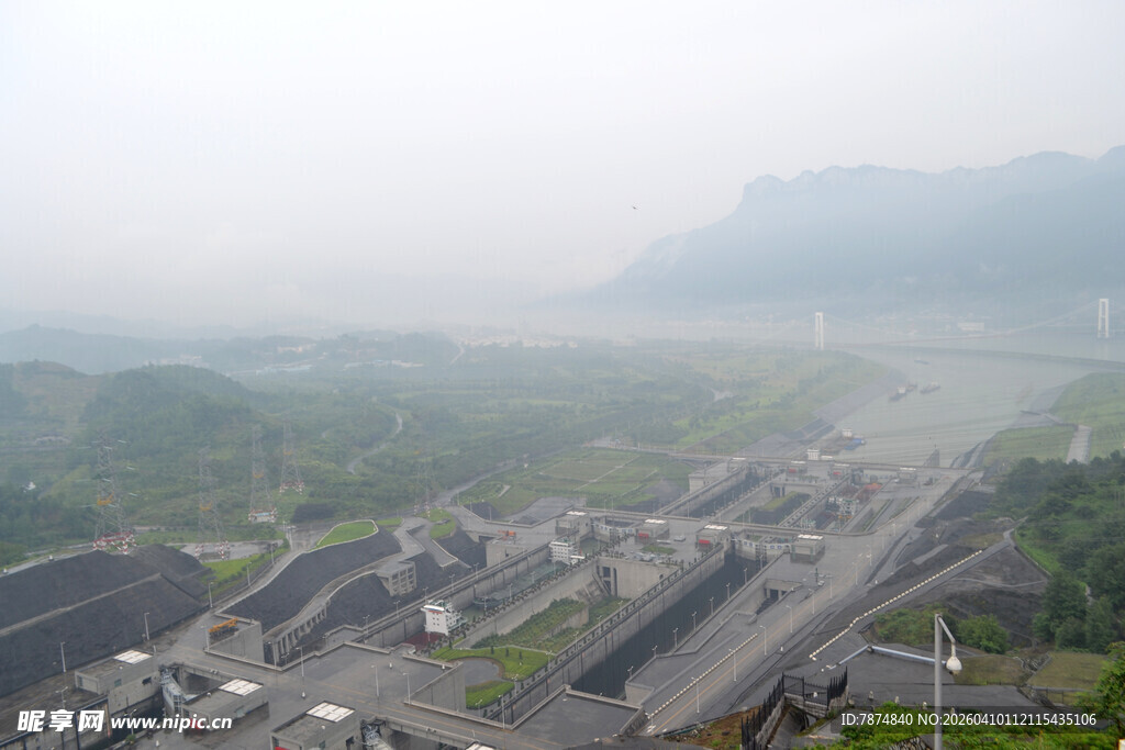 俯瞰大坝及周边景观