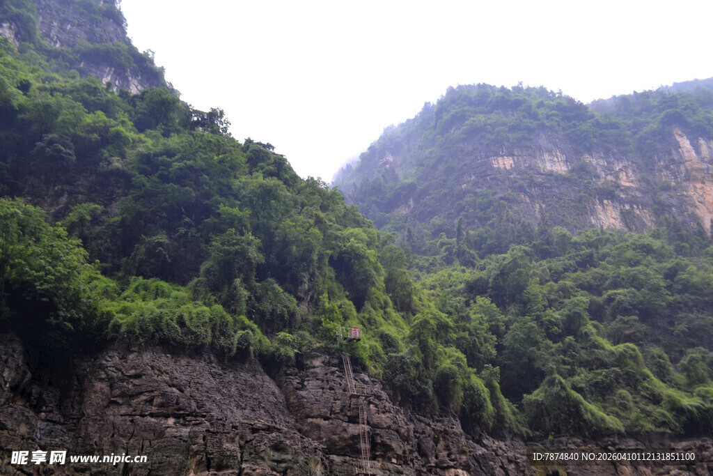 青山葱郁的壮丽峡谷