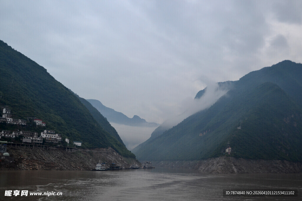 壮丽山水间的江景风光