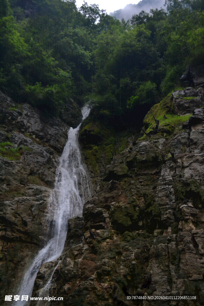 山间瀑布美景