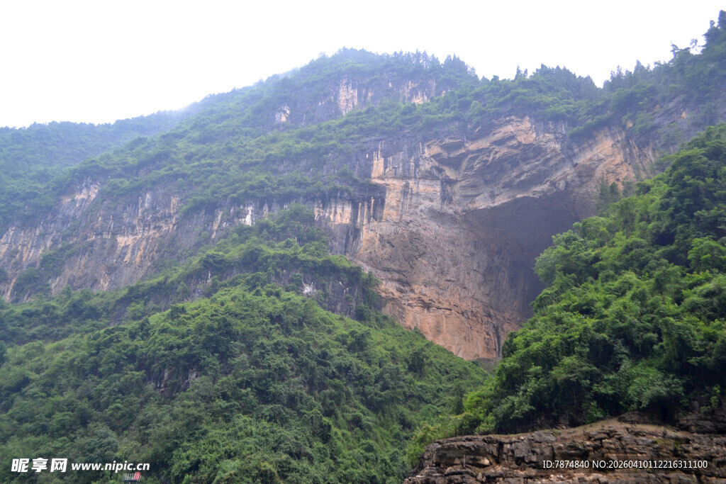 壮丽山间绿意盎然景象