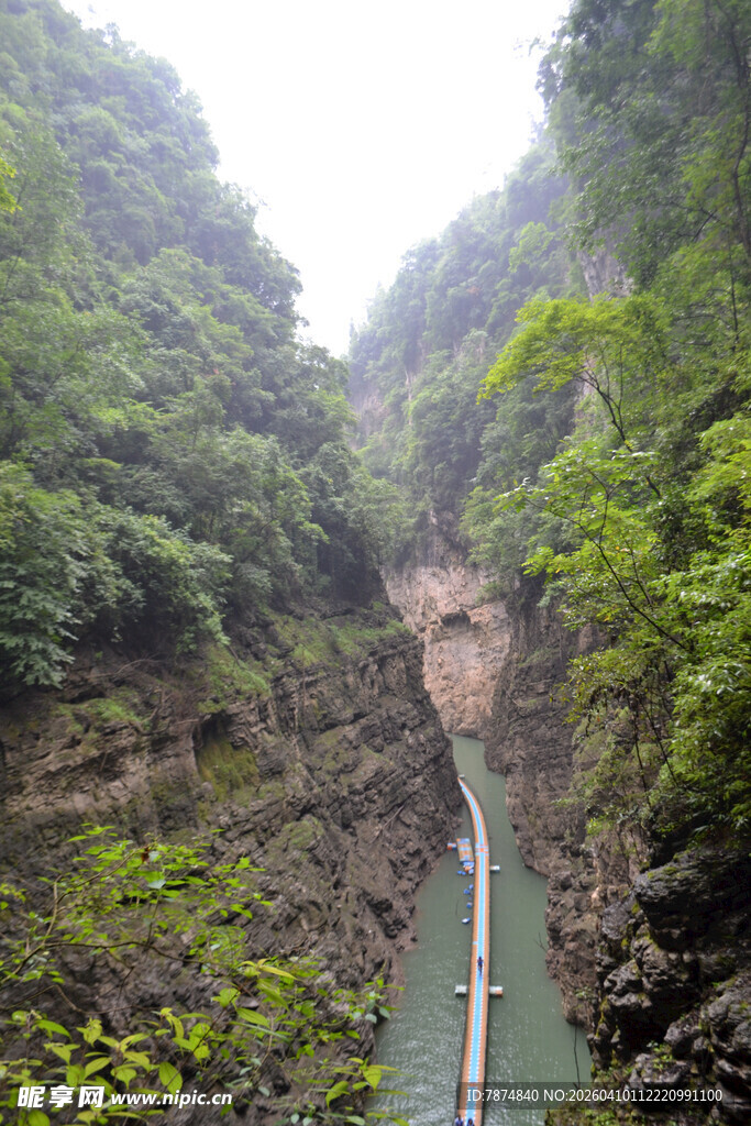 山间幽径穿行于翠绿峡谷