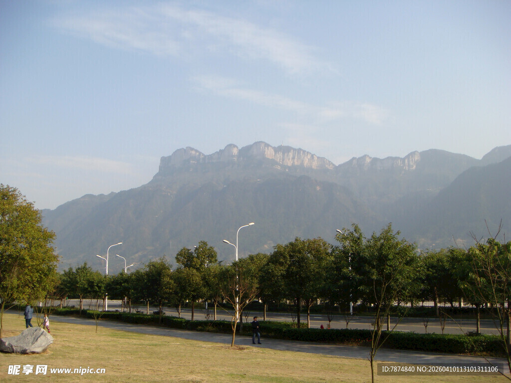户外青山绿树风景图