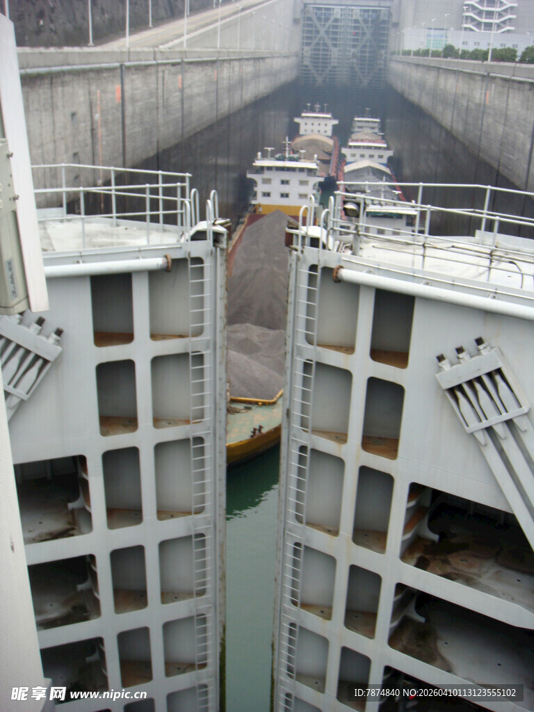 三峡大坝船闸壮观景象