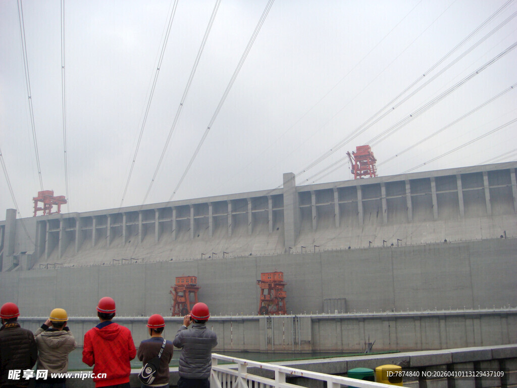 三峡大坝前的工作人员