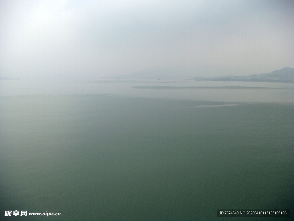 雾中朦胧的广阔水域