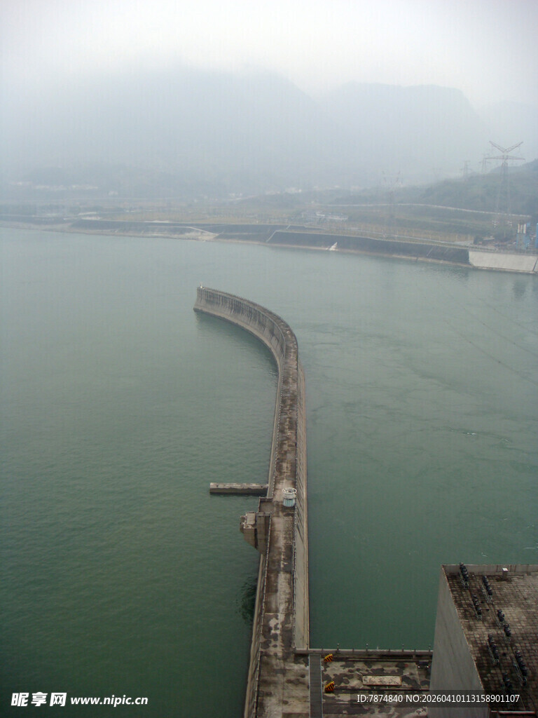 壮观的江边弧形建筑