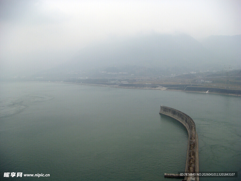 海上长堤伸向远方