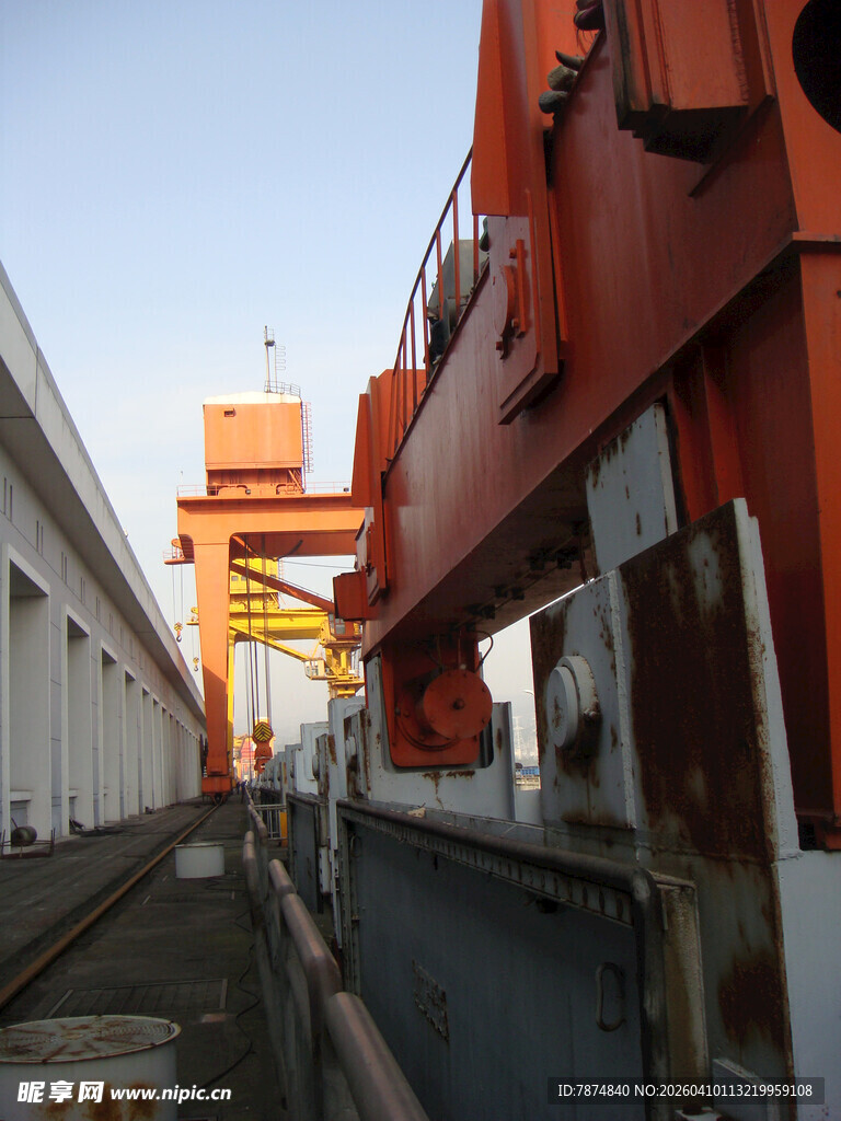 港口大型橙色起重机作业