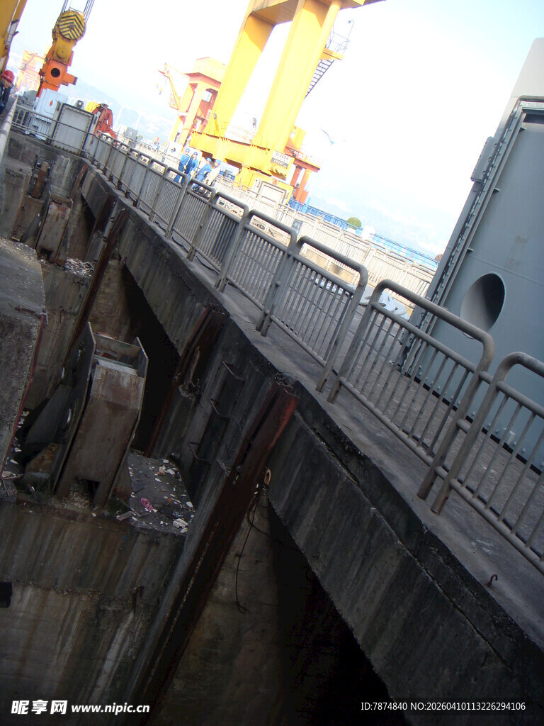 港口栈桥与船只景观