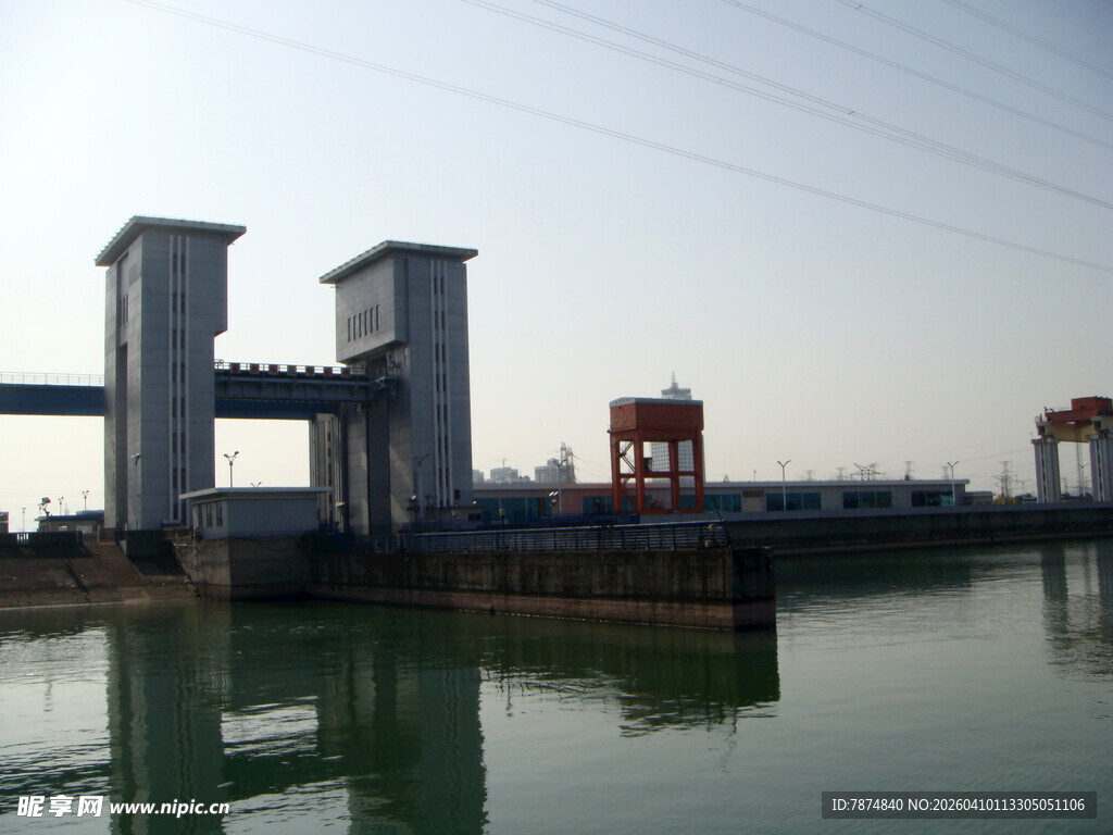 宏伟水闸横跨平静水面