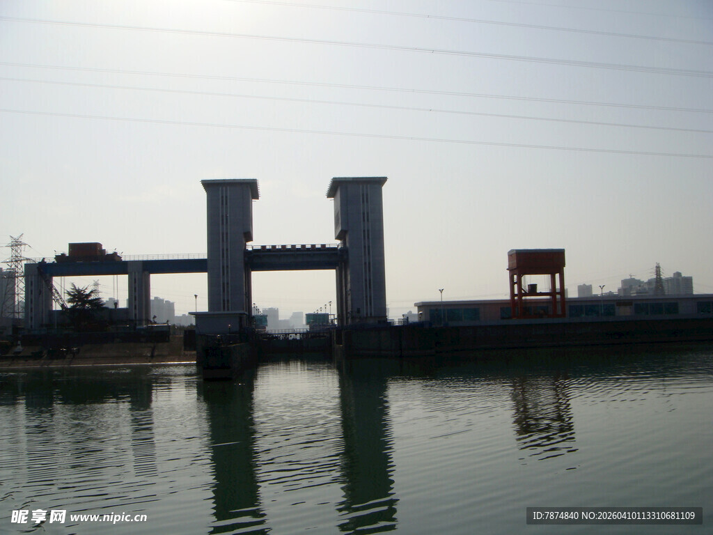 河畔桥梁建筑景观