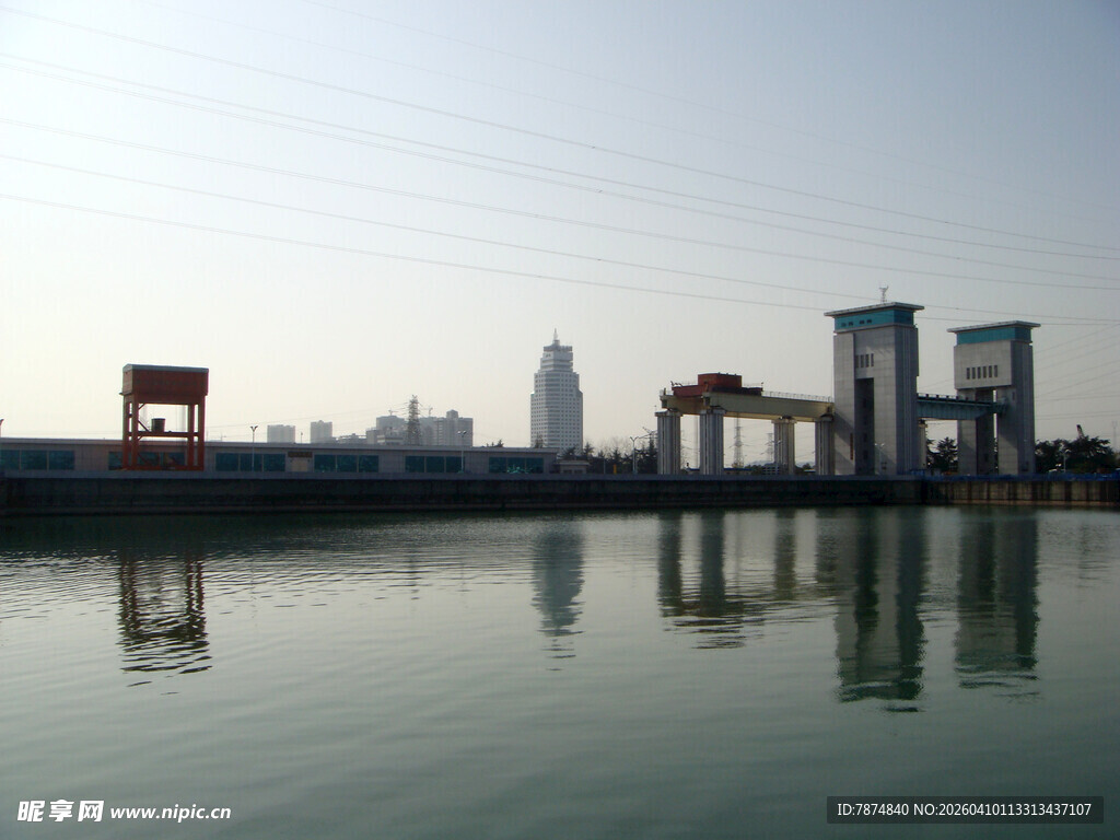 城市河畔风景倒影如画