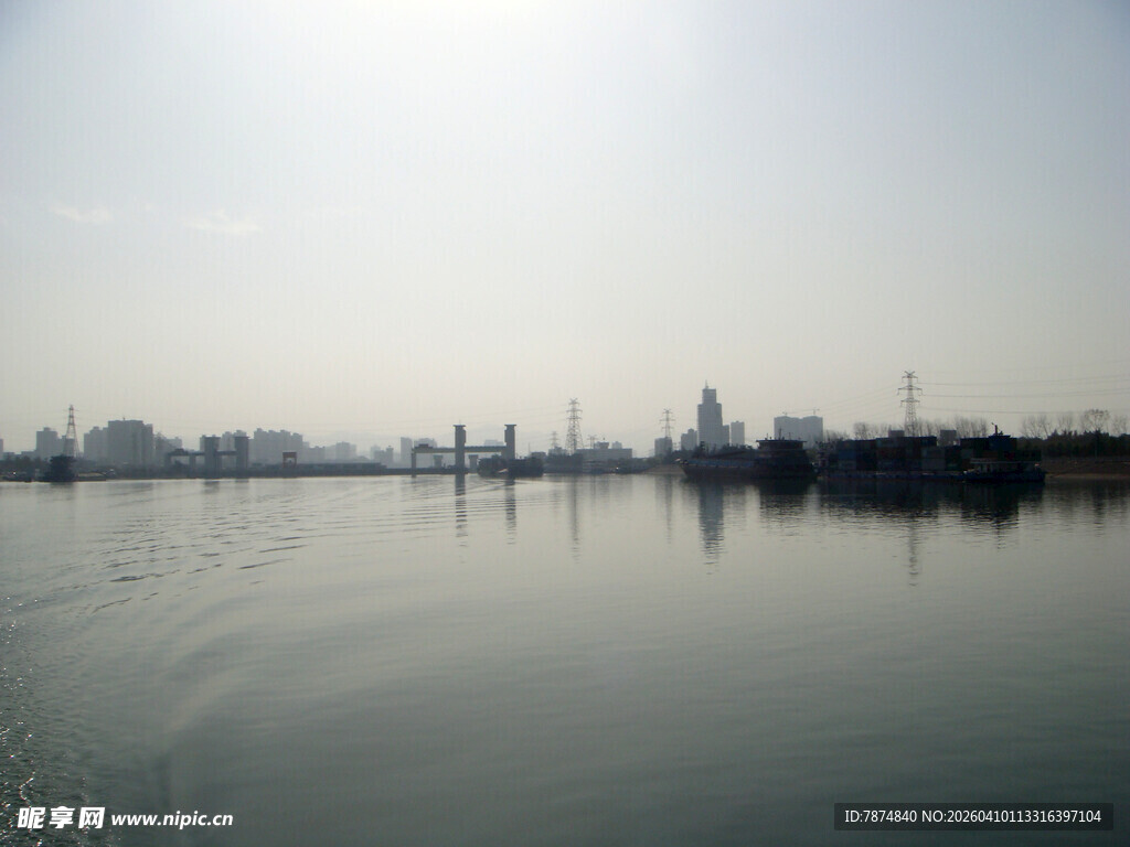 平静湖面与远处城市景观