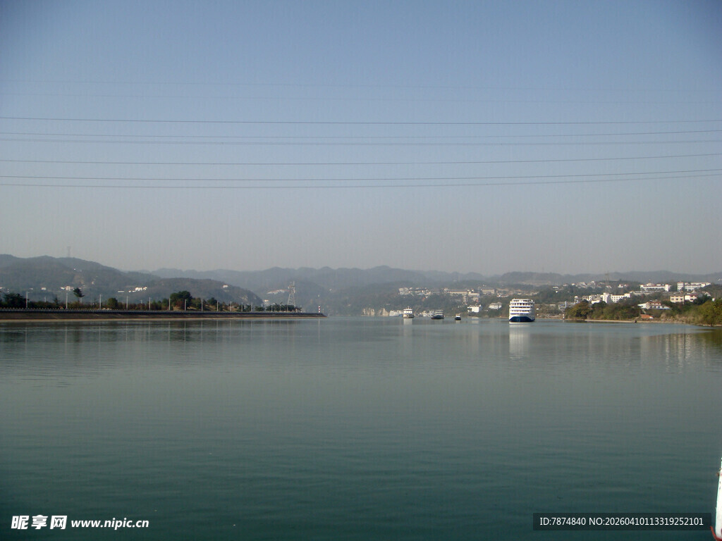 宁静湖畔的船只与远山