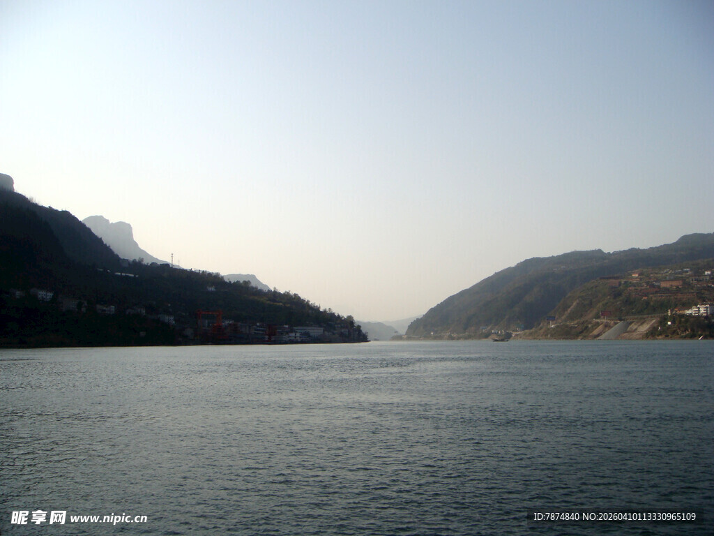 宁静山水间的宽阔江面