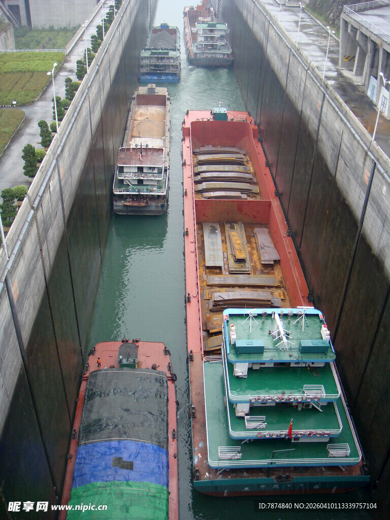 船闸内多艘船只待行