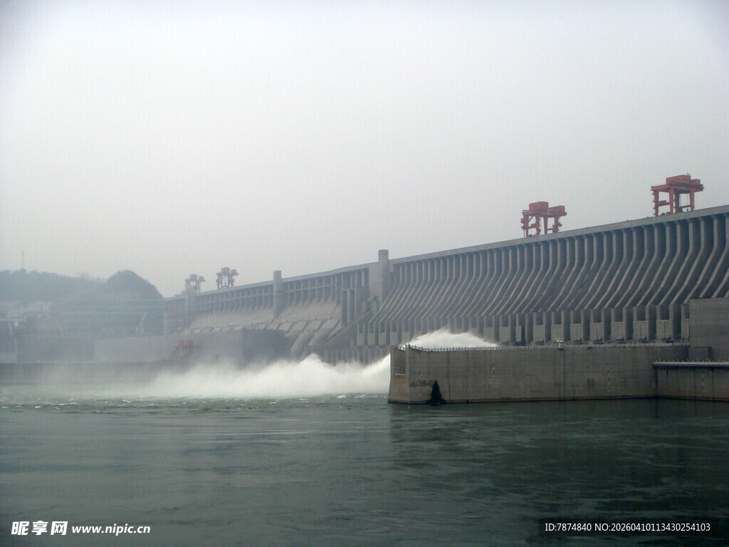 三峡大坝壮观泄洪景象