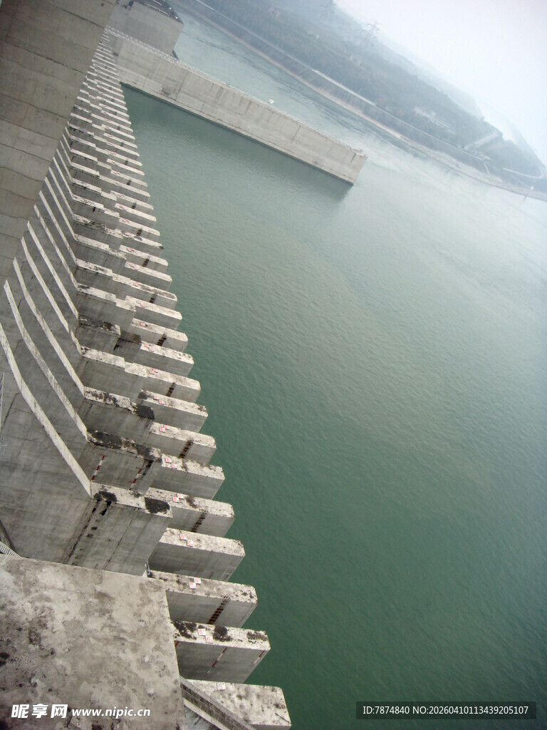 俯瞰混凝土结构的水域景观