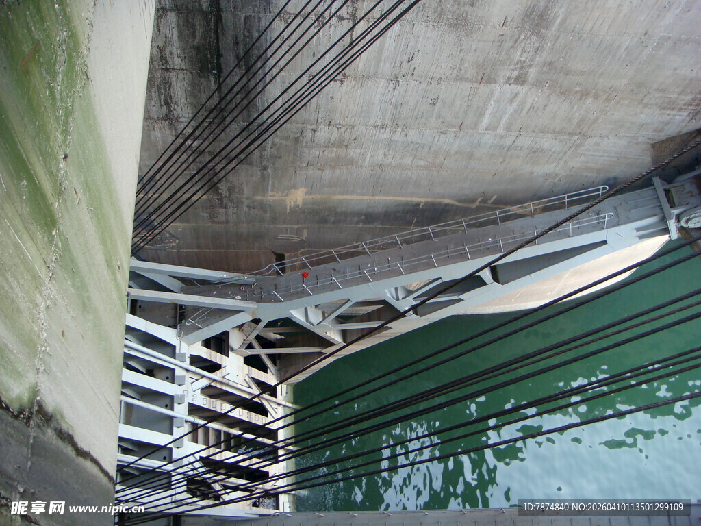 桥梁底部结构细节特写