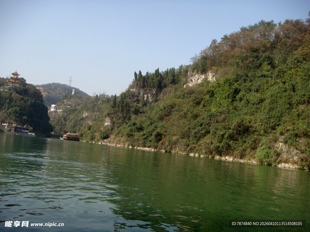 青山绿水间的宁静江景
