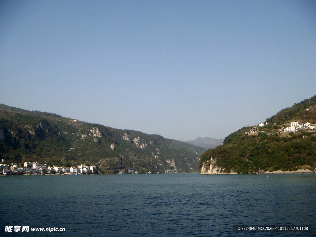 湖畔山峦美景
