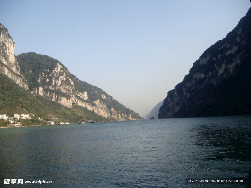 壮丽峡谷中的平静水域