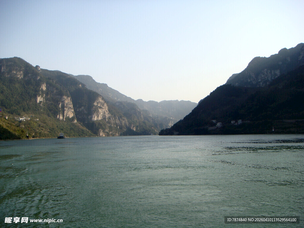 壮丽山水间的辽阔江景