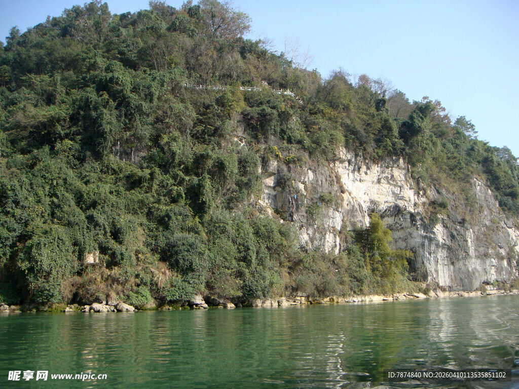 青山绿水间的秀丽江景