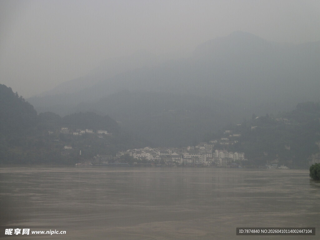 雾中湖景 远山近水朦胧美
