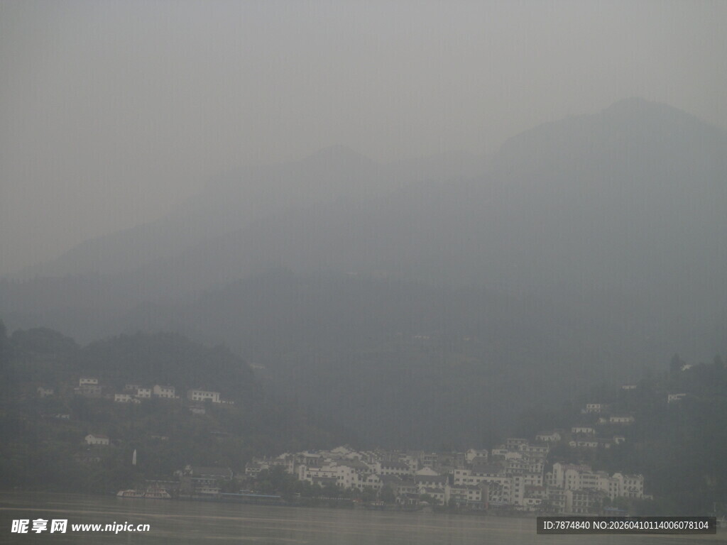 山间雾霭中的村落景象